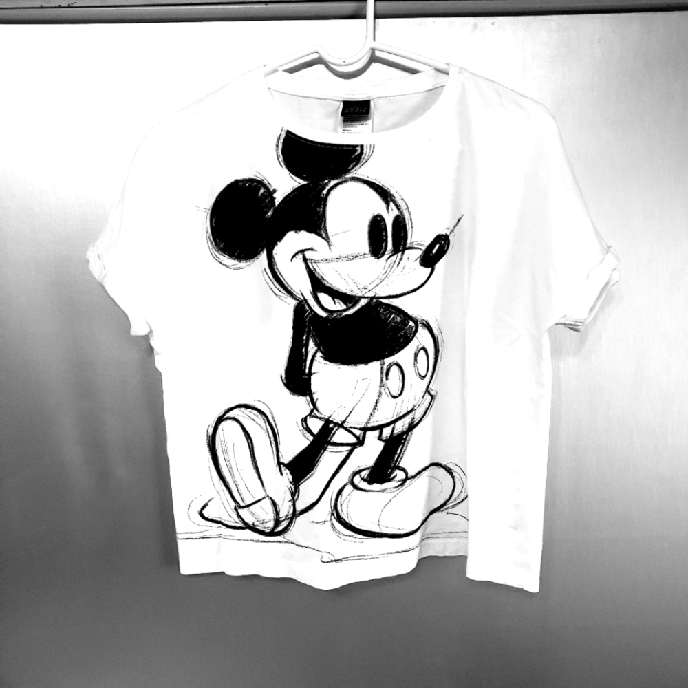 WOMANS DISNEY MICKEY MOUSE LONGER CROP TSHIRT. SIZE MEDIUM. 100% COTTON
